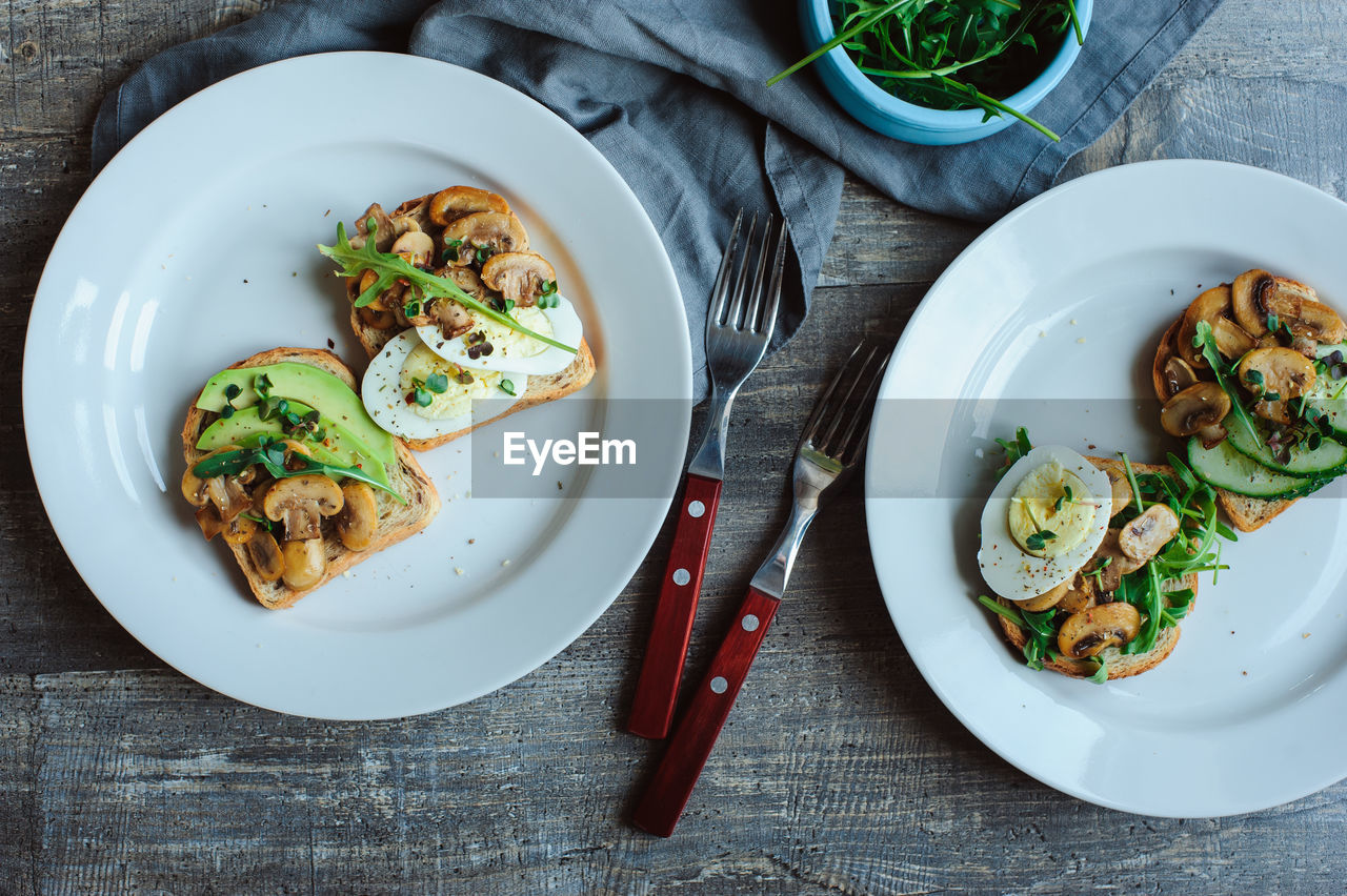 HIGH ANGLE VIEW OF FOOD IN PLATE