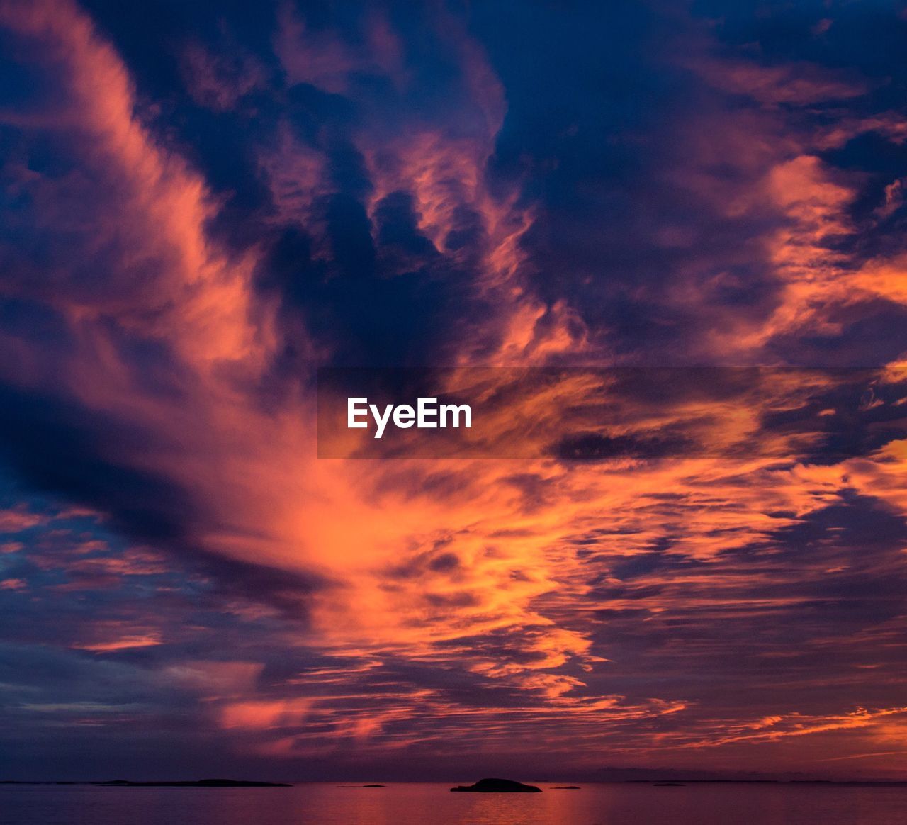 SCENIC VIEW OF DRAMATIC SKY OVER SEA