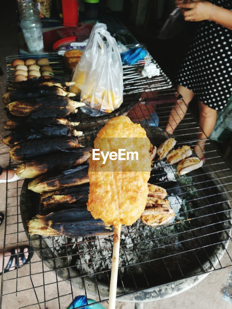 CLOSE-UP OF PREPARING FOOD