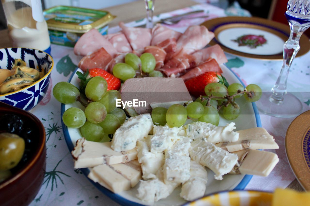 CLOSE-UP OF VEGETABLES ON TABLE