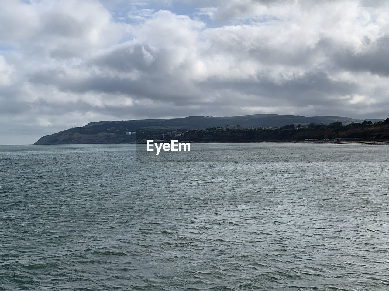 SCENIC VIEW OF SEA BY MOUNTAINS AGAINST SKY