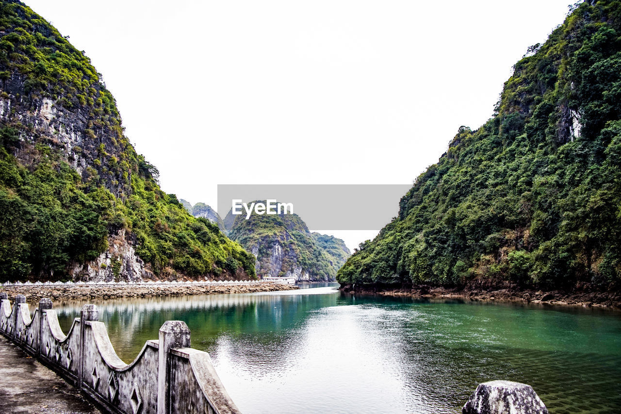 PANORAMIC VIEW OF SEA AGAINST CLEAR SKY