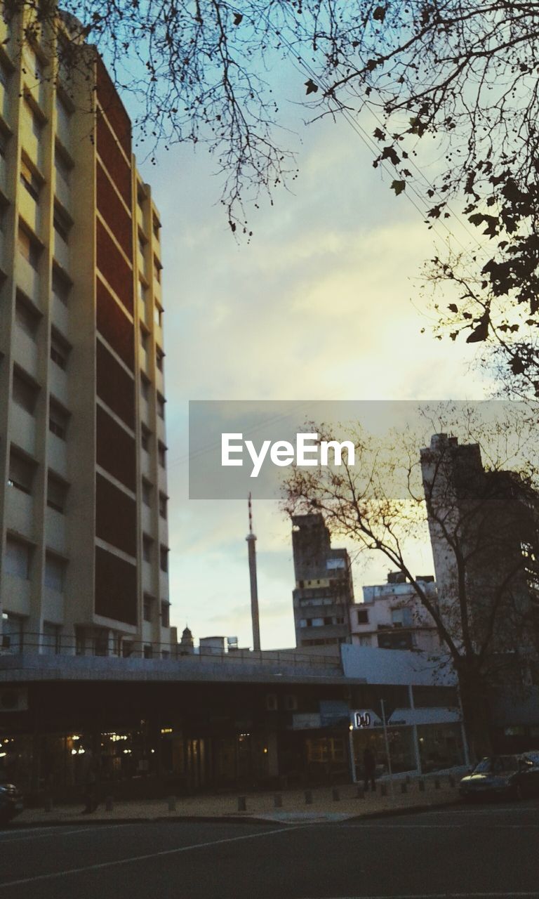 LOW ANGLE VIEW OF BUILDINGS IN CITY