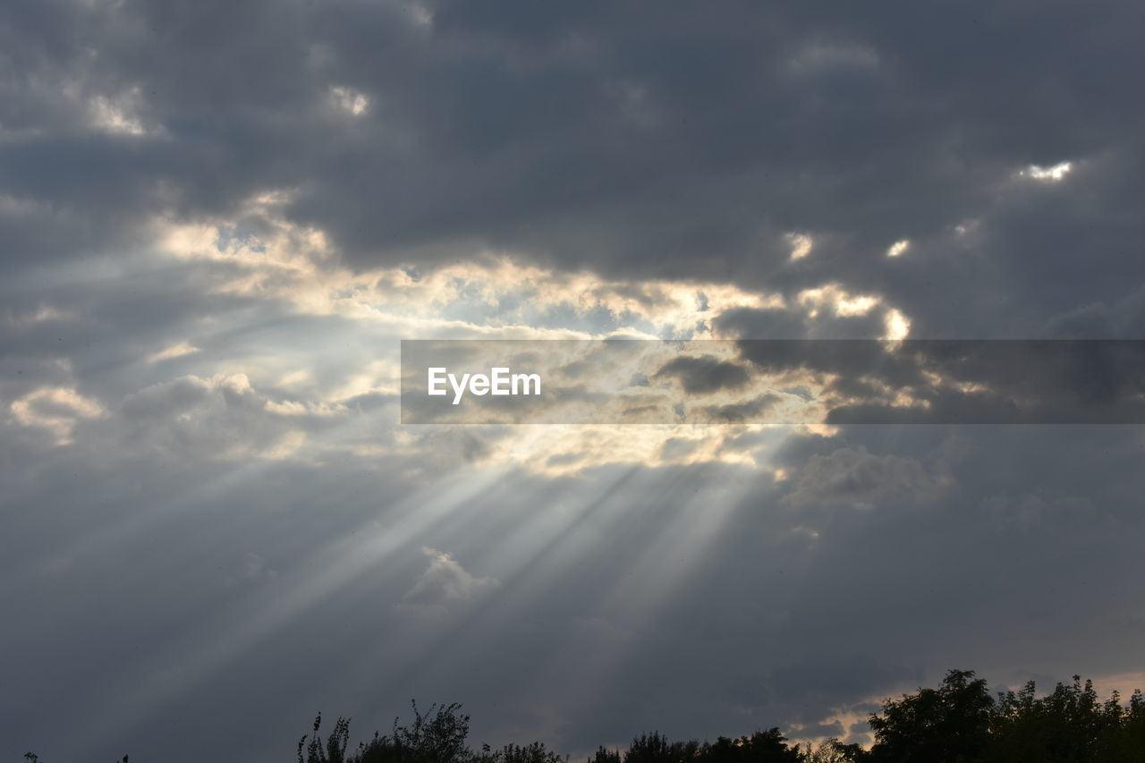 LOW ANGLE VIEW OF CLOUDY SKY