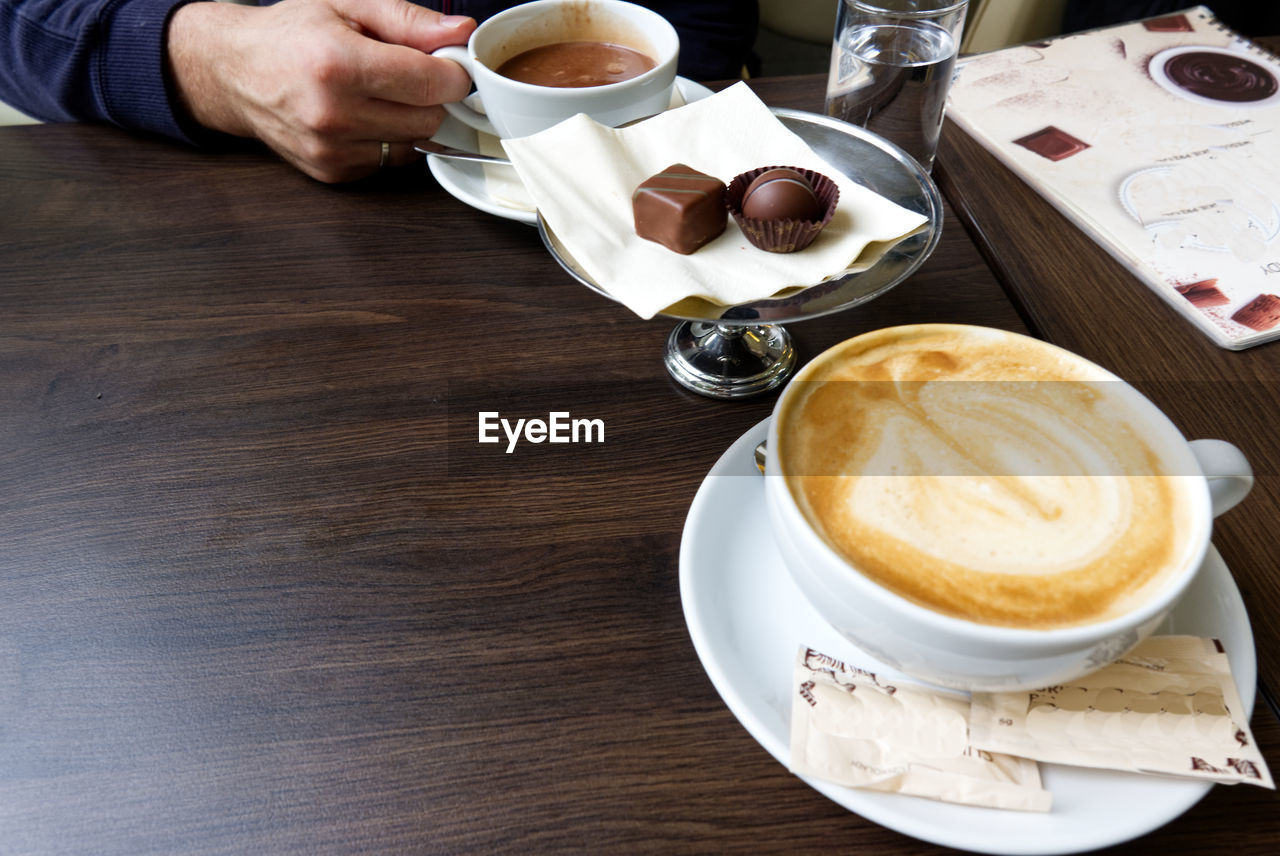 HIGH ANGLE VIEW OF COFFEE CUP AND TABLE