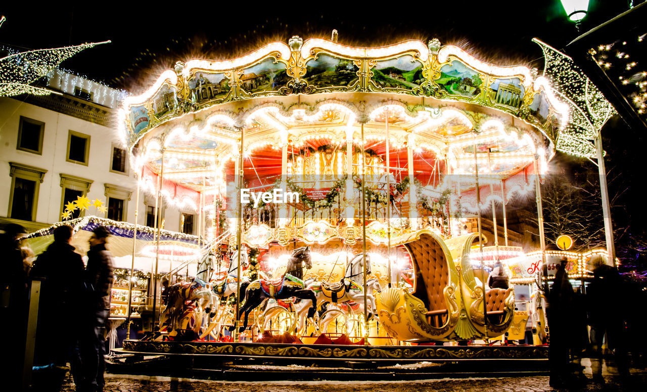 ILLUMINATED FERRIS WHEEL AT NIGHT