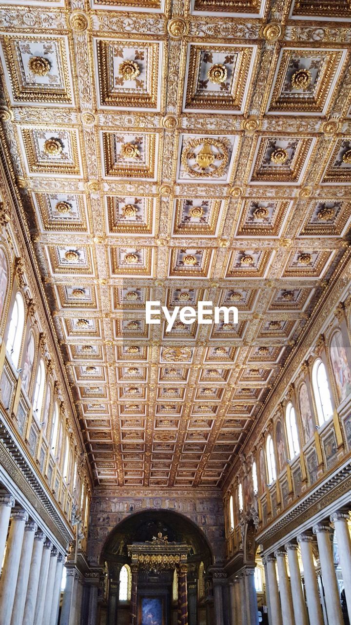 LOW ANGLE VIEW OF CEILING IN BUILDING