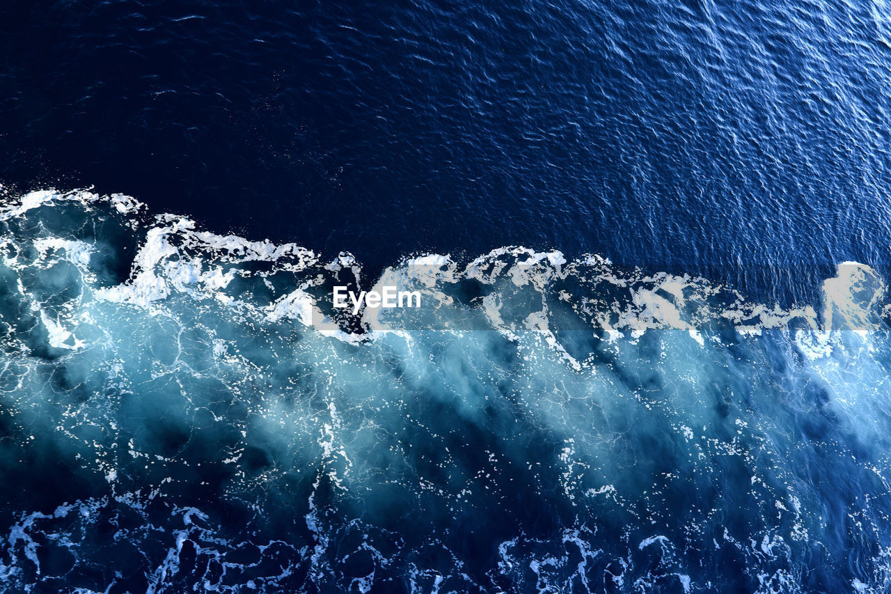 HIGH ANGLE VIEW OF WAVES IN SEA