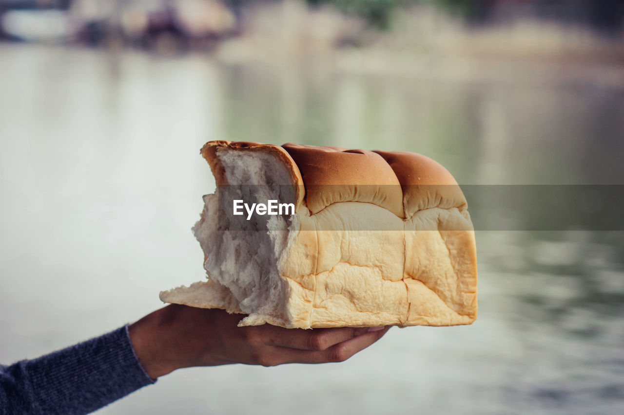 CLOSE-UP OF PERSON HOLDING ICE CREAM