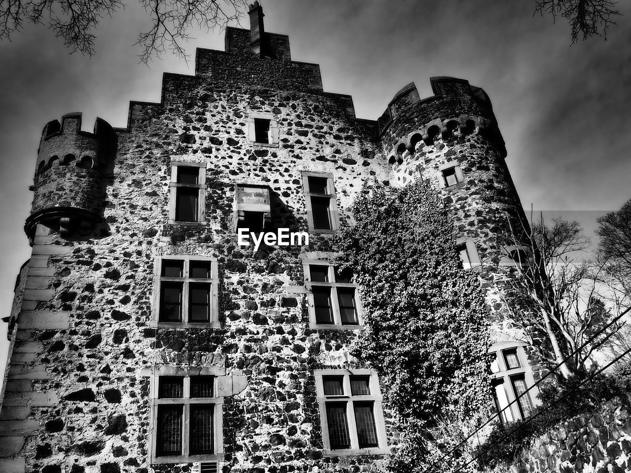 LOW ANGLE VIEW OF BUILDING AGAINST THE SKY