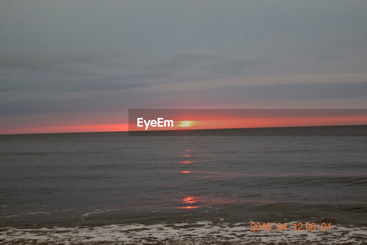 SCENIC VIEW OF SEA AGAINST SUNSET SKY