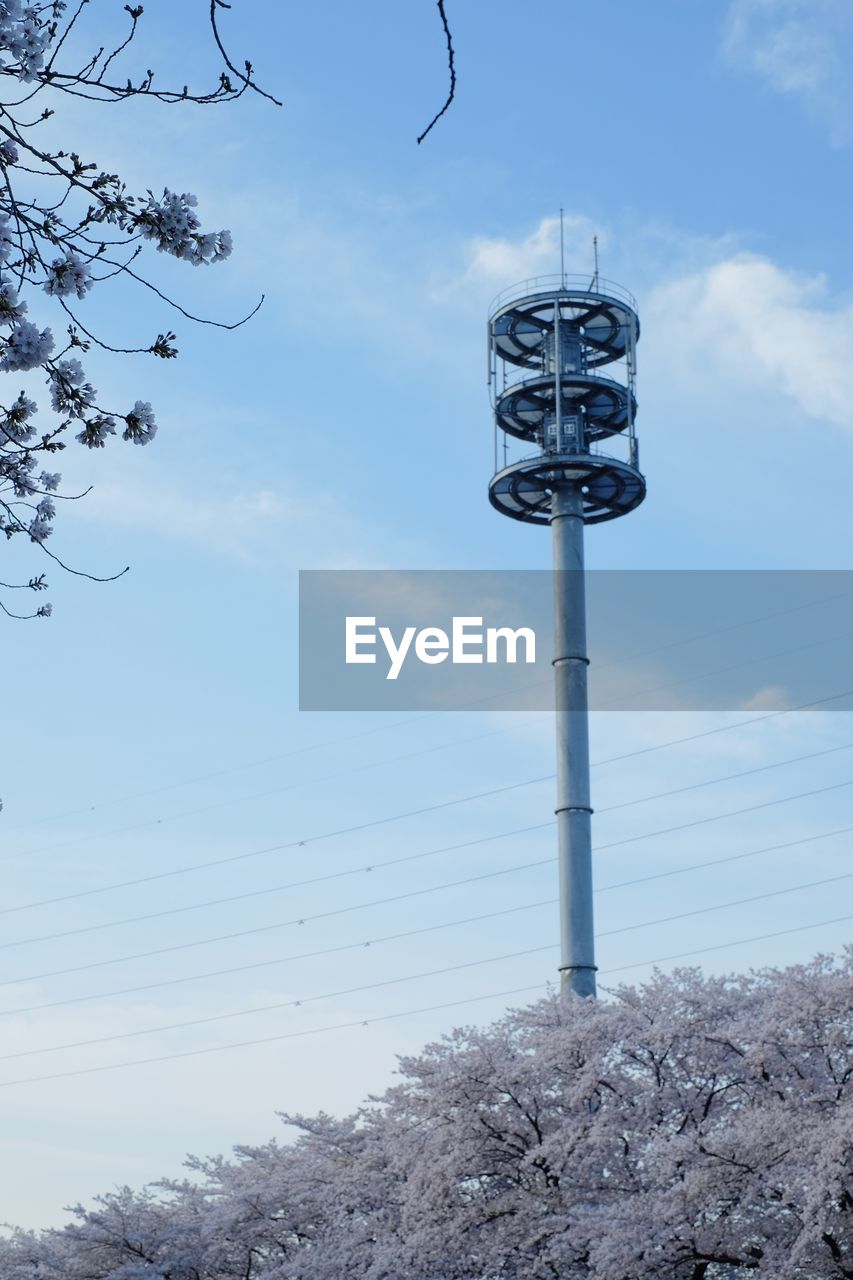 LOW ANGLE VIEW OF POLE AGAINST SKY