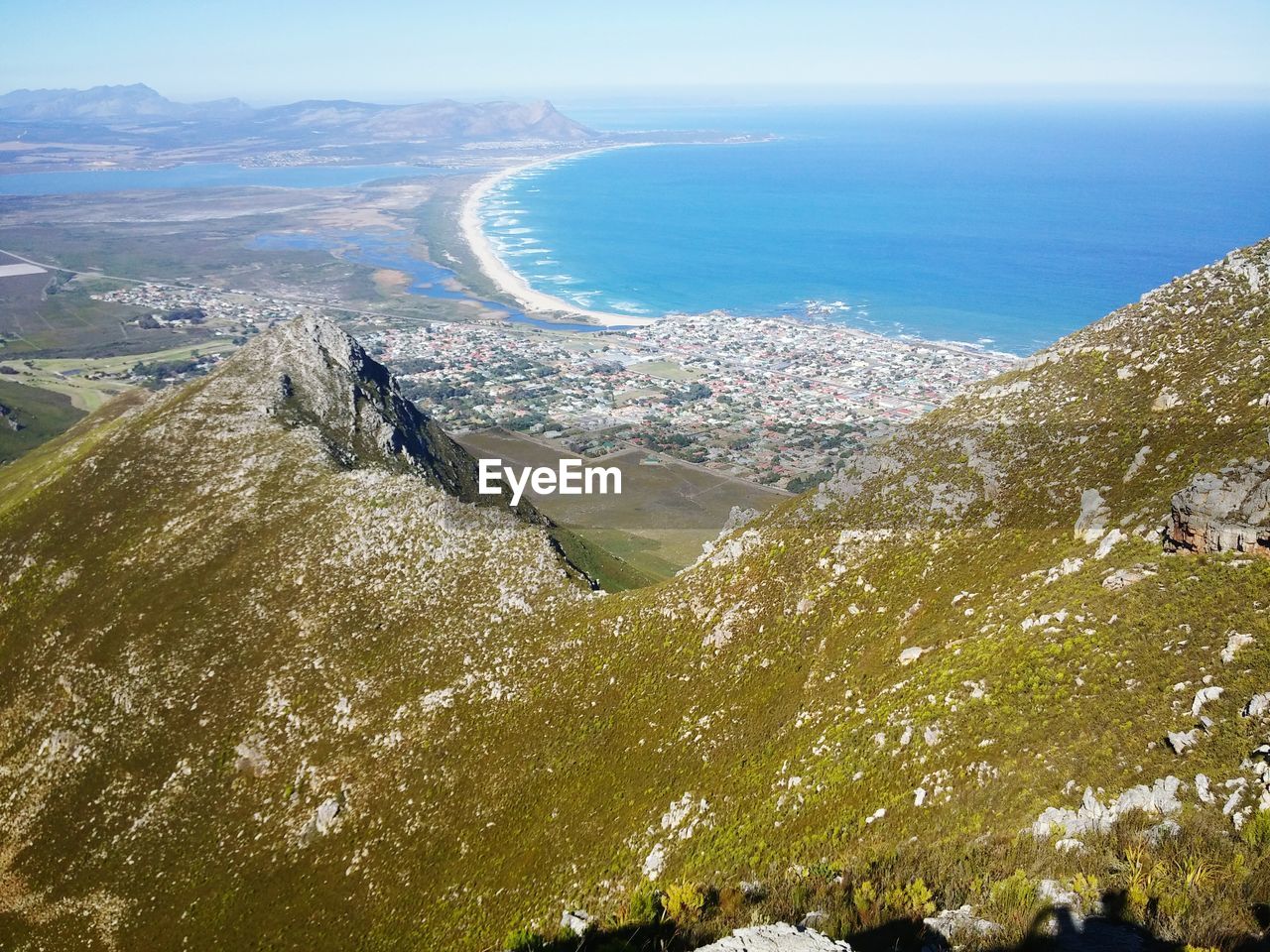 HIGH ANGLE VIEW OF SEA AND TREES AGAINST SKY