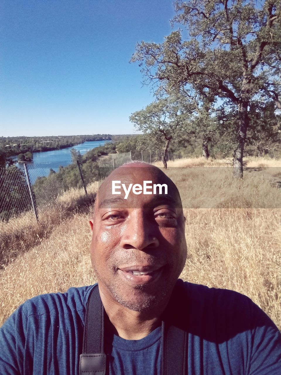 PORTRAIT OF SMILING MAN WITH SUNGLASSES