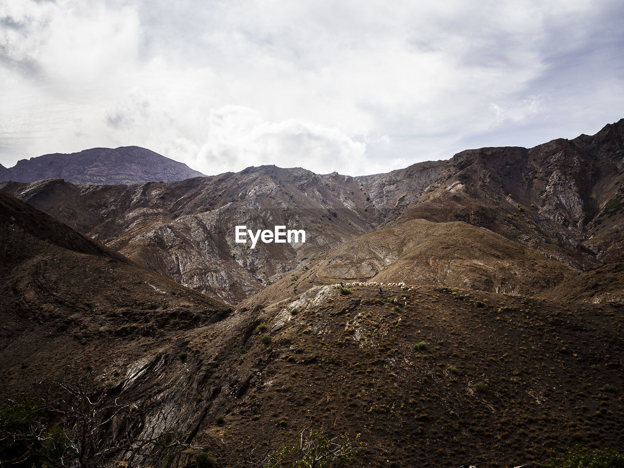 SCENIC VIEW OF LAND AND MOUNTAINS AGAINST SKY