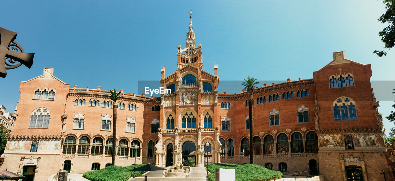 LOW ANGLE VIEW OF HISTORICAL BUILDING AGAINST CLEAR BLUE SKY