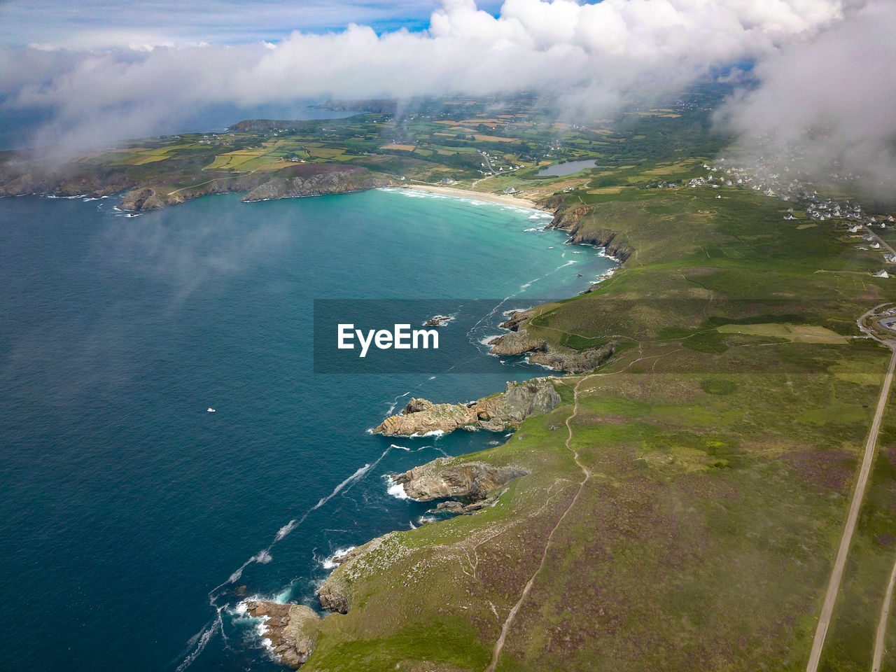 HIGH ANGLE VIEW OF SEA AND BEACH AGAINST SKY