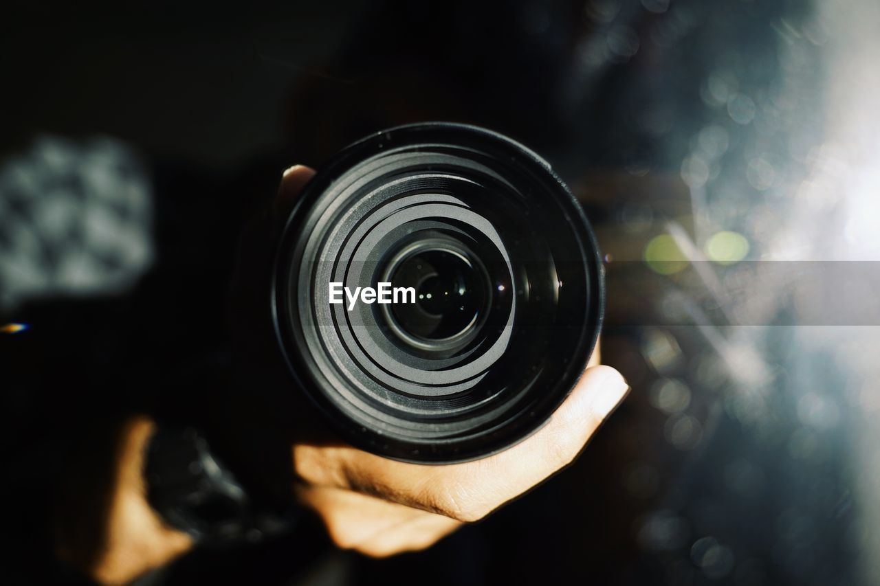 CLOSE-UP OF HAND PHOTOGRAPHING