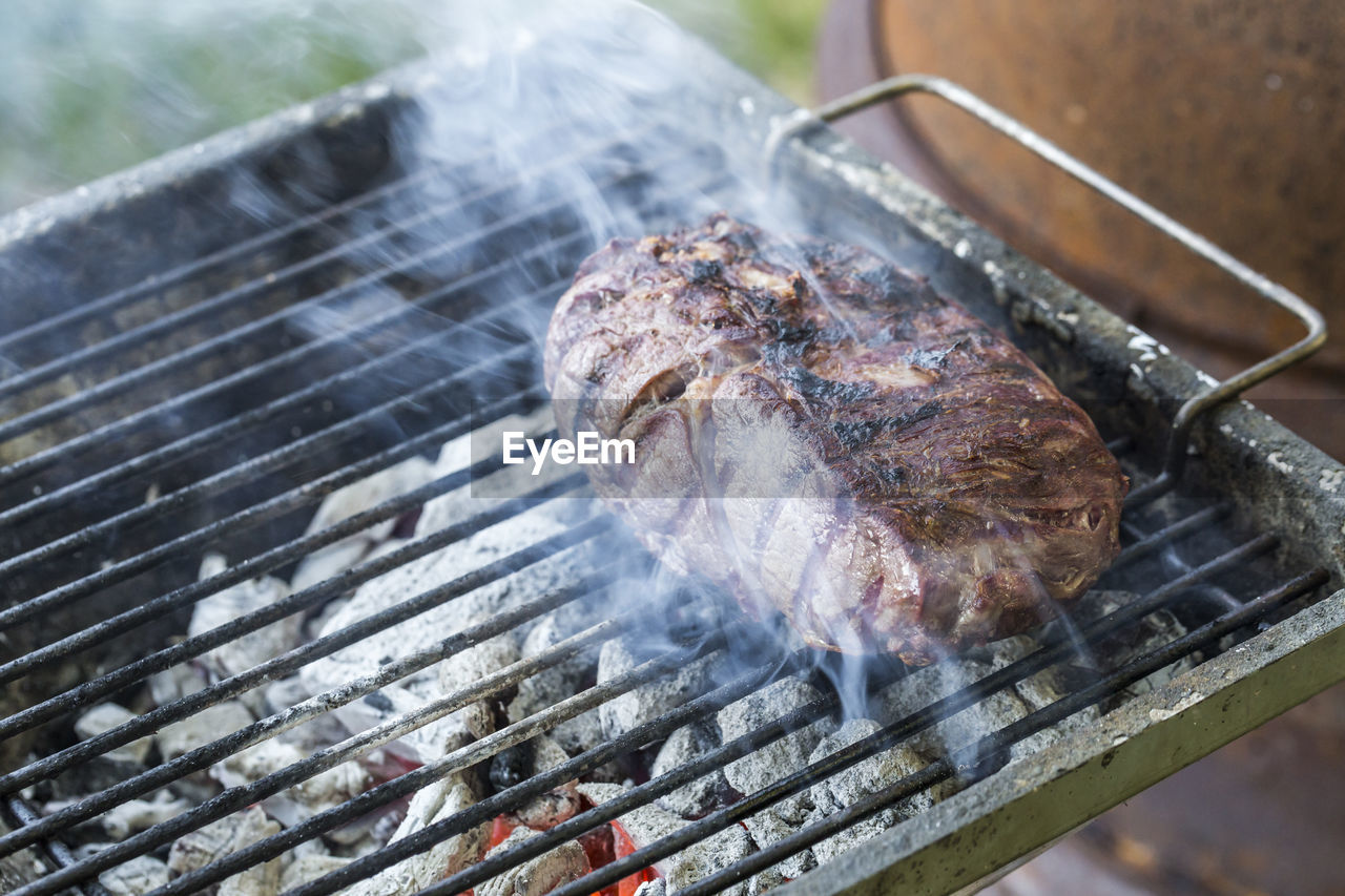 CLOSE-UP OF BARBECUE GRILL