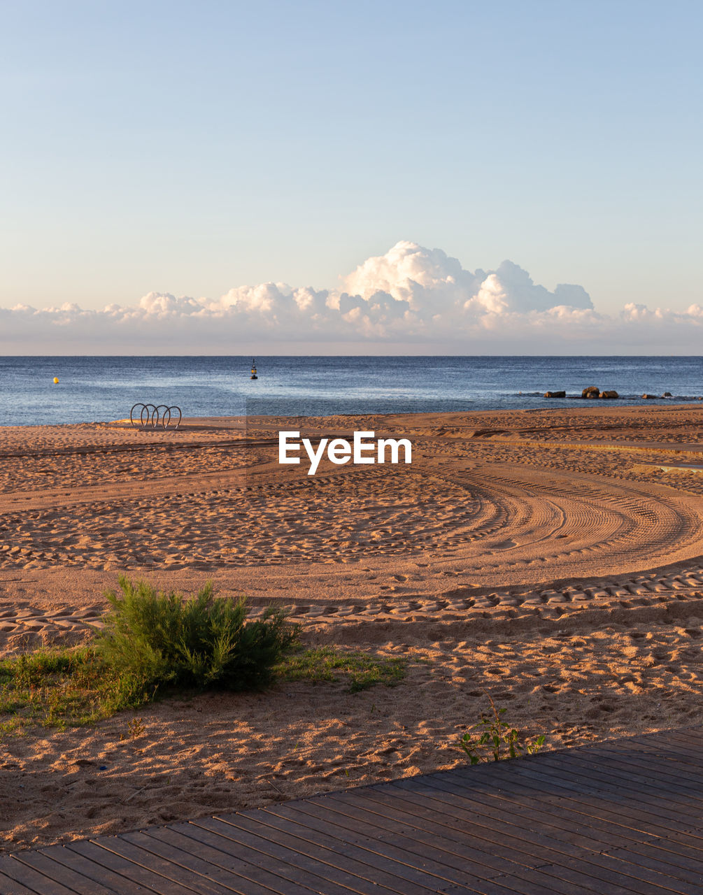 SCENIC VIEW OF SEA SHORE AGAINST SKY