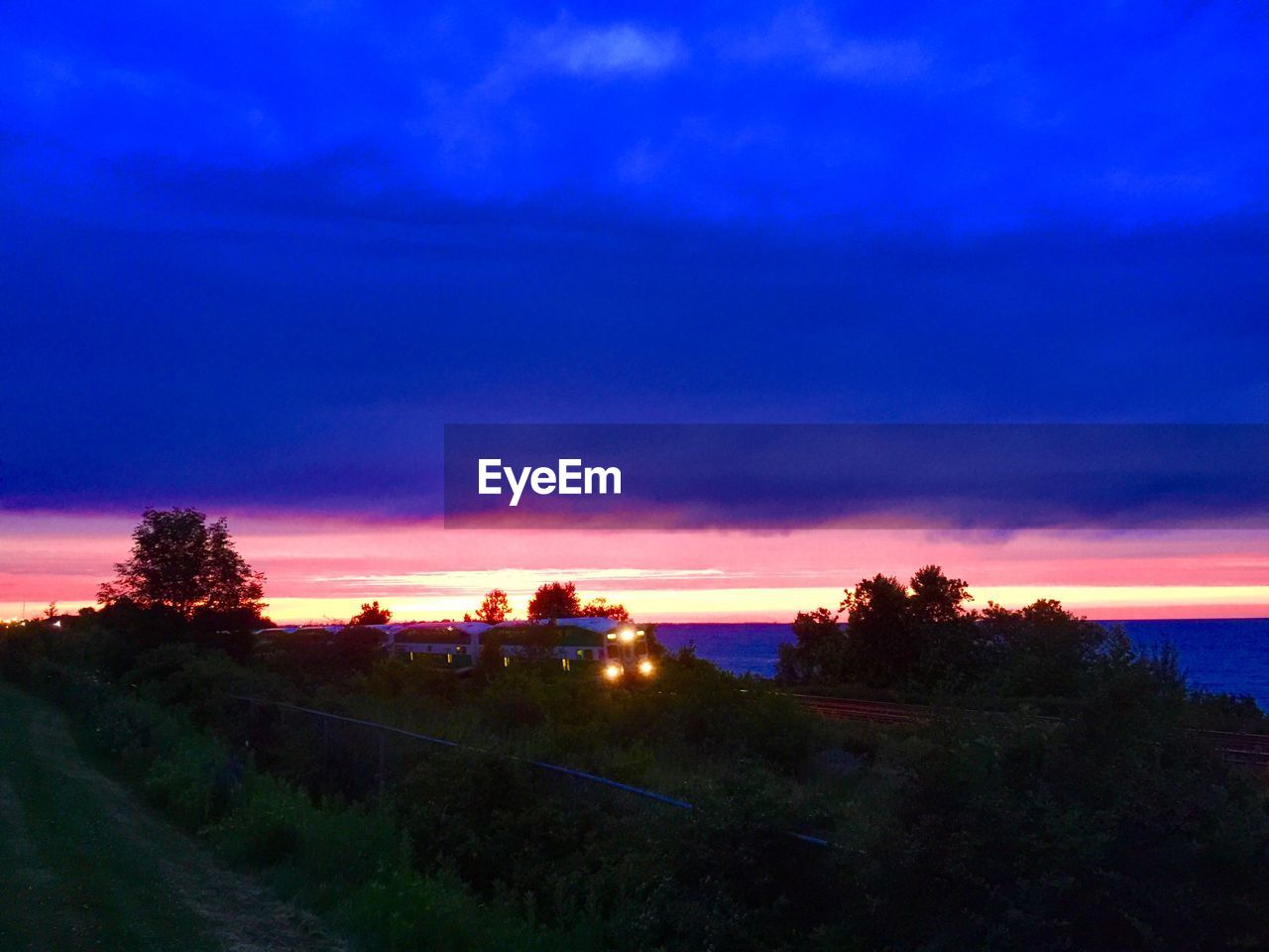 SCENIC VIEW OF LANDSCAPE AT SUNSET