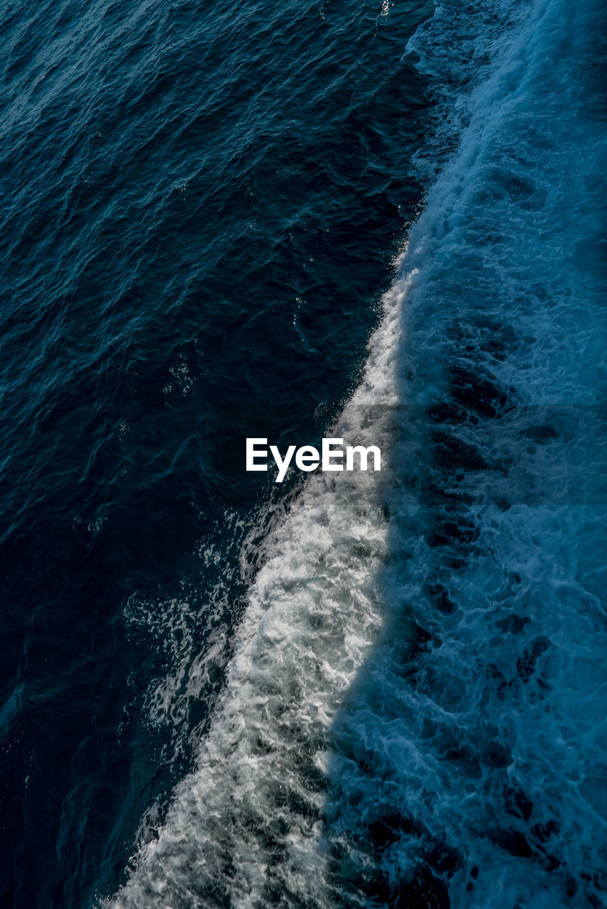 HIGH ANGLE VIEW OF WATER FLOWING IN SEA