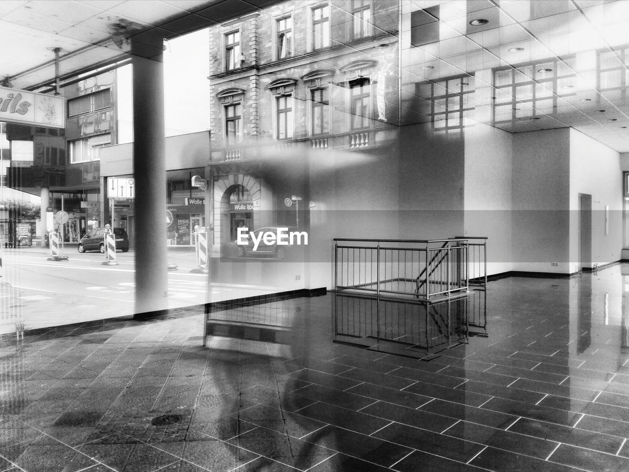 VIEW OF EMPTY WALKWAY