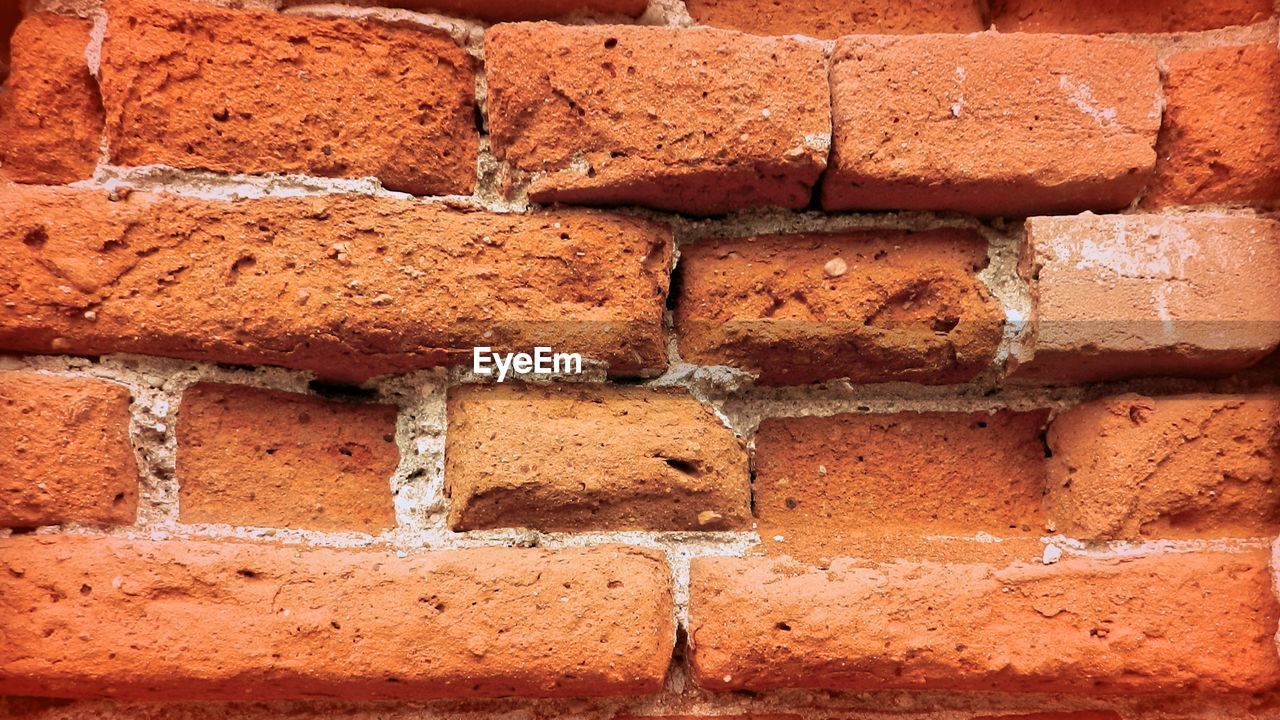 FULL FRAME OF BRICK WALL