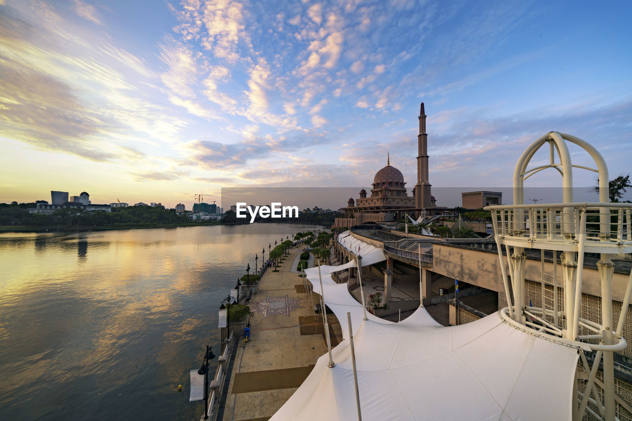 PANORAMIC VIEW OF CATHEDRAL AGAINST SKY