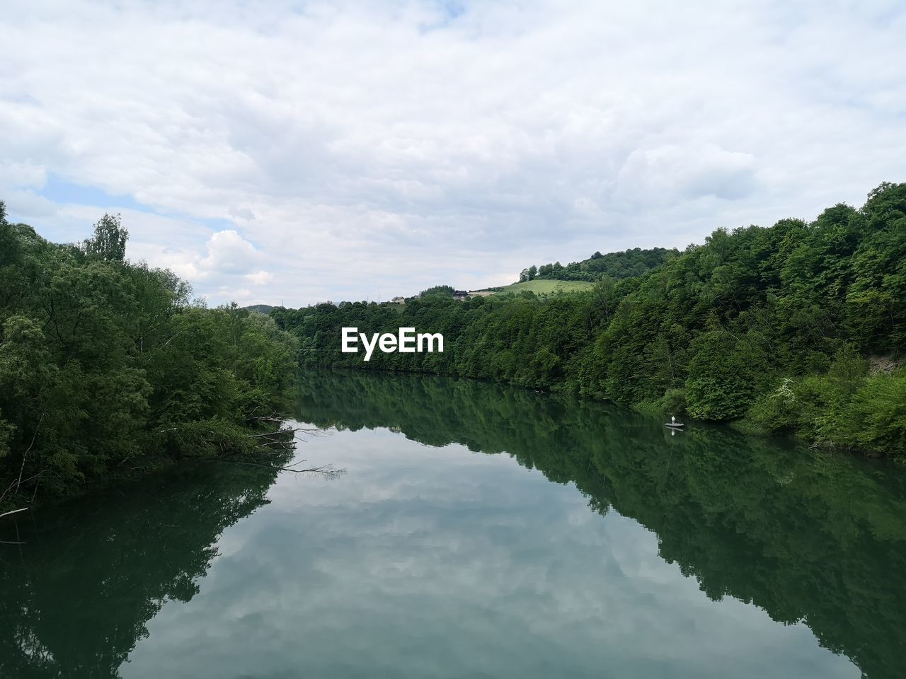 SCENIC VIEW OF LAKE AND TREES AGAINST SKY