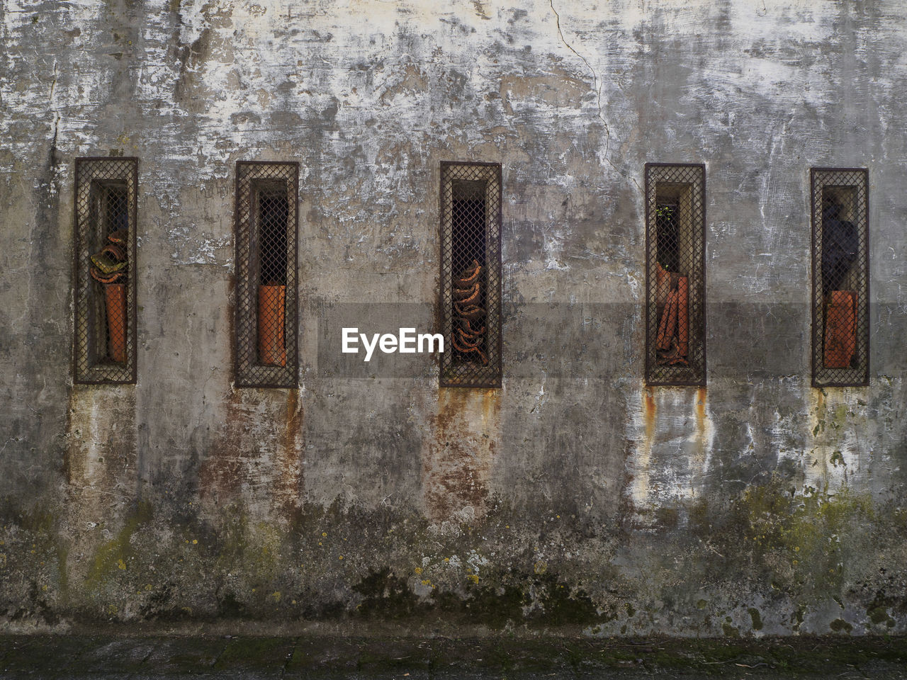 FULL FRAME SHOT OF WEATHERED WALL