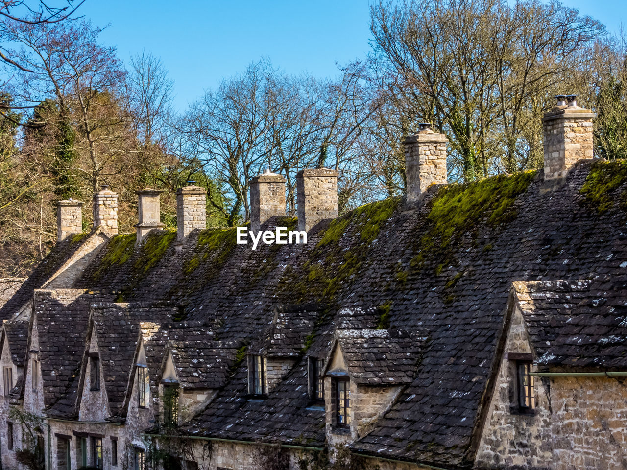 LOW ANGLE VIEW OF OLD BUILDING AGAINST SKY