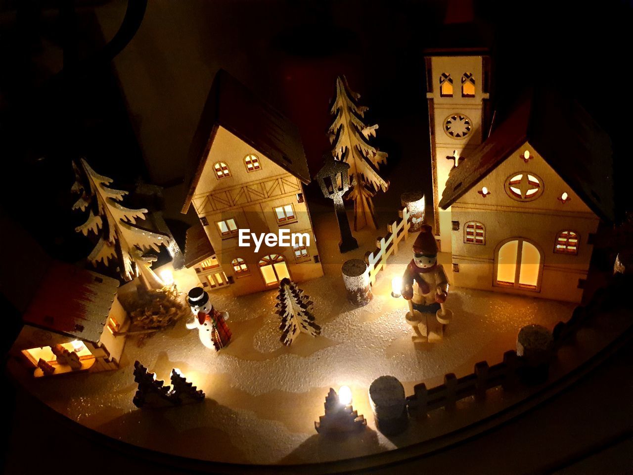 HIGH ANGLE VIEW OF CHRISTMAS DECORATION IN ROW