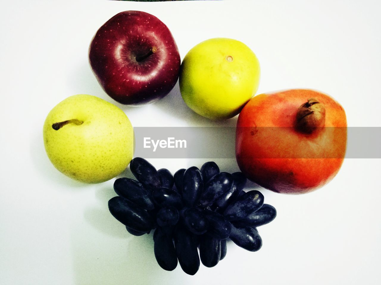 CLOSE-UP OF APPLES IN CONTAINER