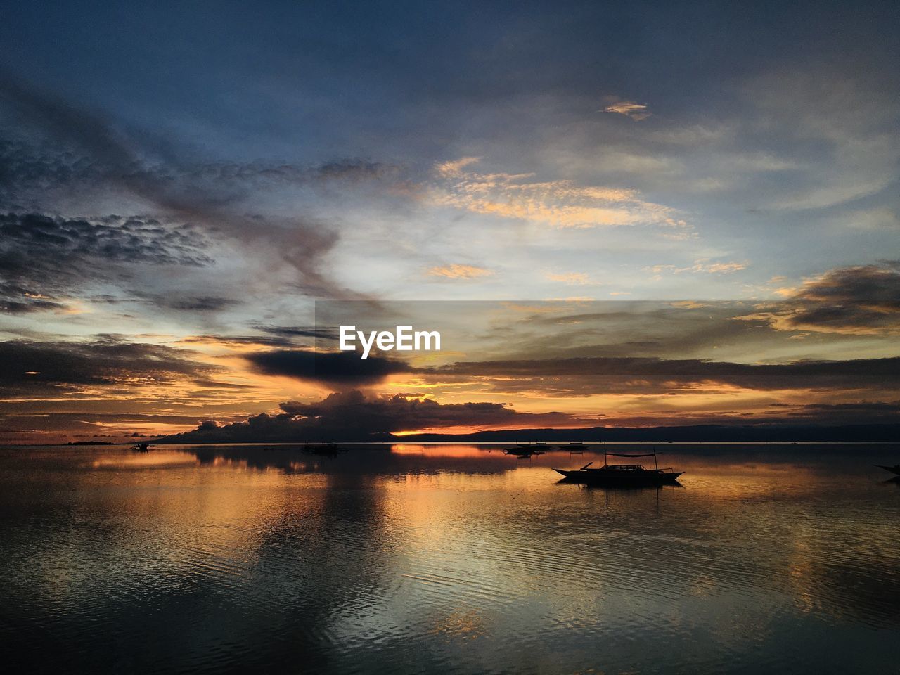 SILHOUETTE BOATS IN LAKE AGAINST SKY DURING SUNSET