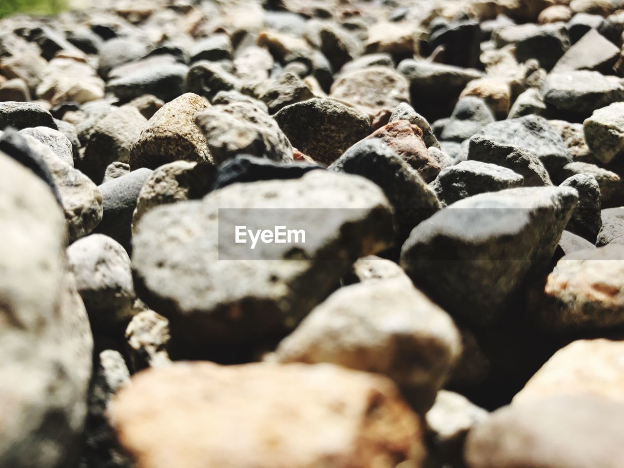 FULL FRAME SHOT OF PEBBLES ON BEACH