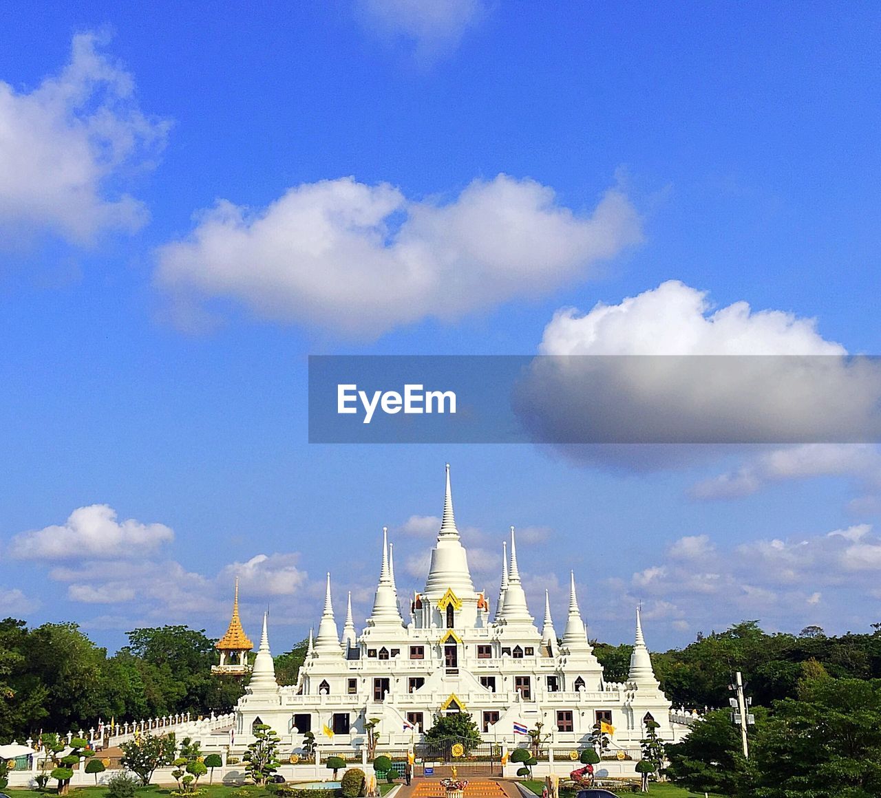 VIEW OF BUILDINGS AGAINST CLOUDY SKY