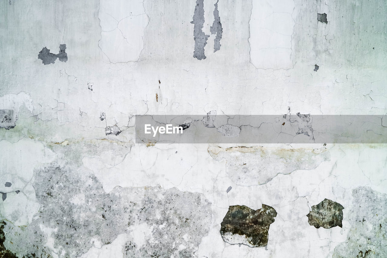 wall - building feature, wall, weathered, textured, built structure, no people, architecture, backgrounds, damaged, old, full frame, rough, white, deterioration, decline, peeling off, bad condition, pattern, day, rundown, cracked, concrete, outdoors, close-up, abandoned, dirt, building exterior, snow