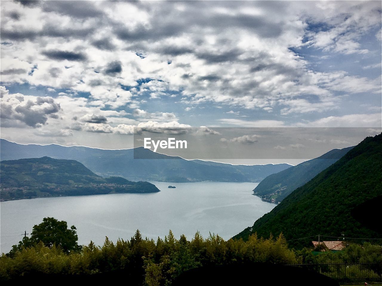 SCENIC VIEW OF LAKE AND MOUNTAIN AGAINST SKY