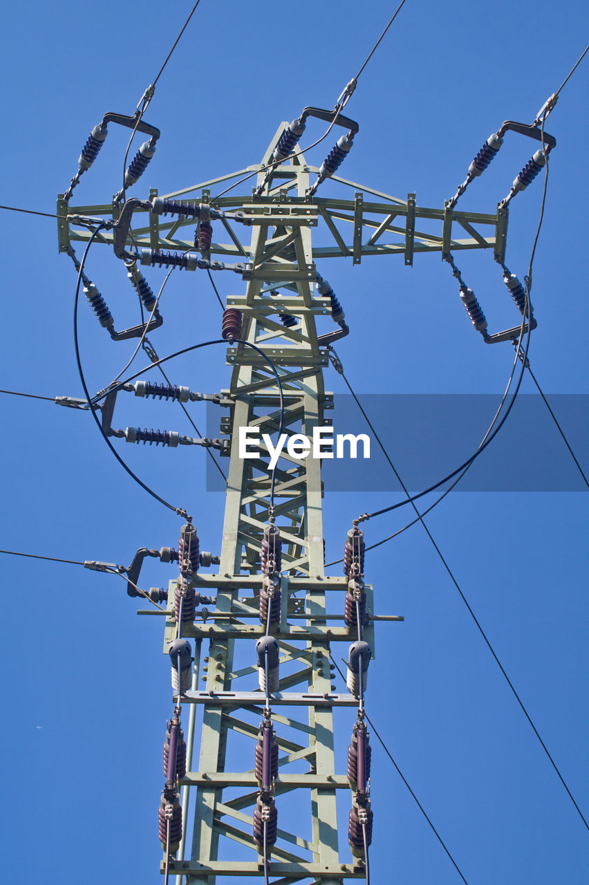 LOW ANGLE VIEW OF ELECTRICITY PYLON AGAINST CLEAR SKY