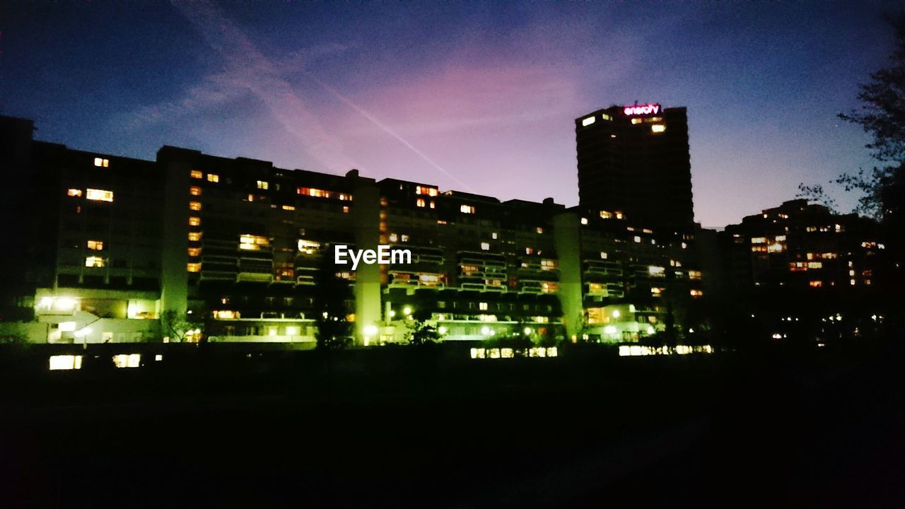 VIEW OF BUILDINGS IN CITY AT NIGHT