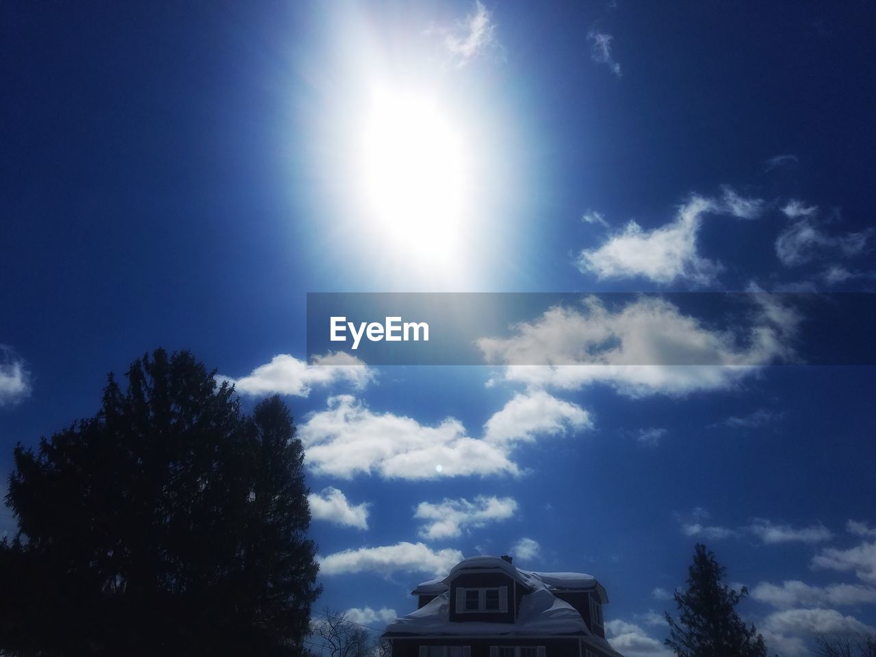 LOW ANGLE VIEW OF BUILDINGS AGAINST SKY