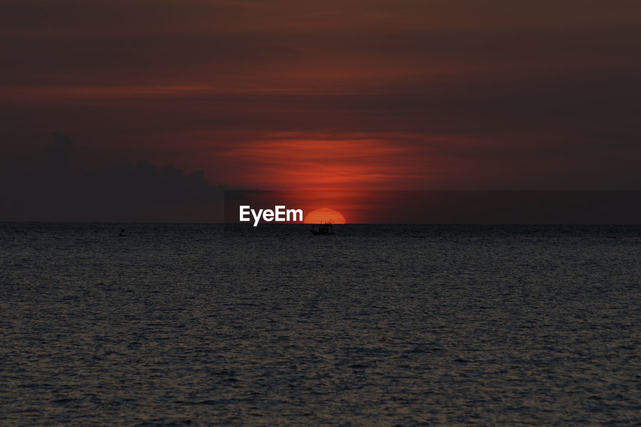 SCENIC VIEW OF SEA AGAINST SKY AT SUNSET