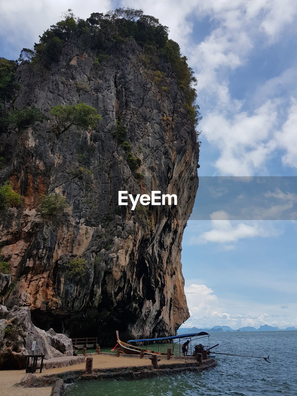 SCENIC VIEW OF SEA AND ROCK FORMATION AGAINST SKY