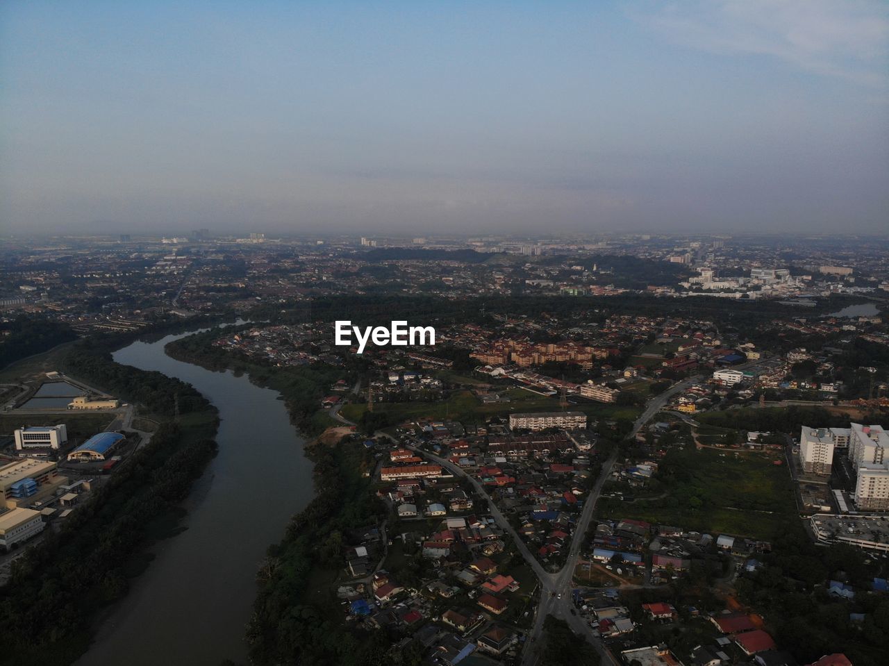 HIGH ANGLE VIEW OF TOWNSCAPE AGAINST SKY