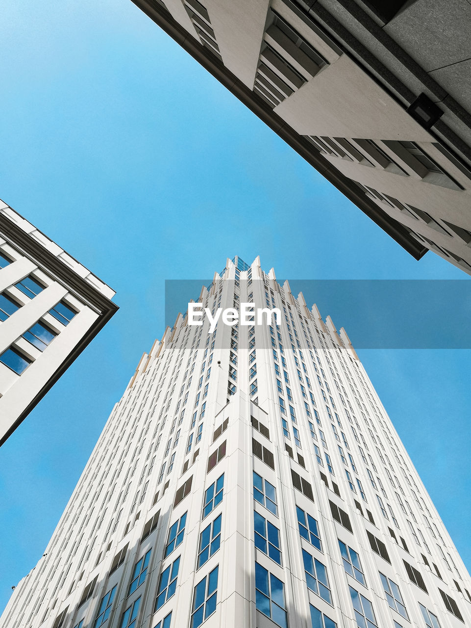 LOW ANGLE VIEW OF MODERN BUILDING AGAINST CLEAR SKY