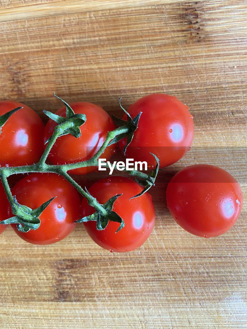 HIGH ANGLE VIEW OF RED FRUITS ON TABLE