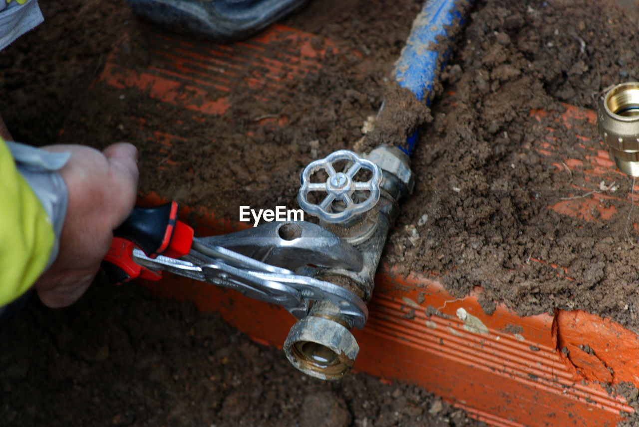 HIGH ANGLE VIEW OF MAN WORKING ON CONSTRUCTION SITE