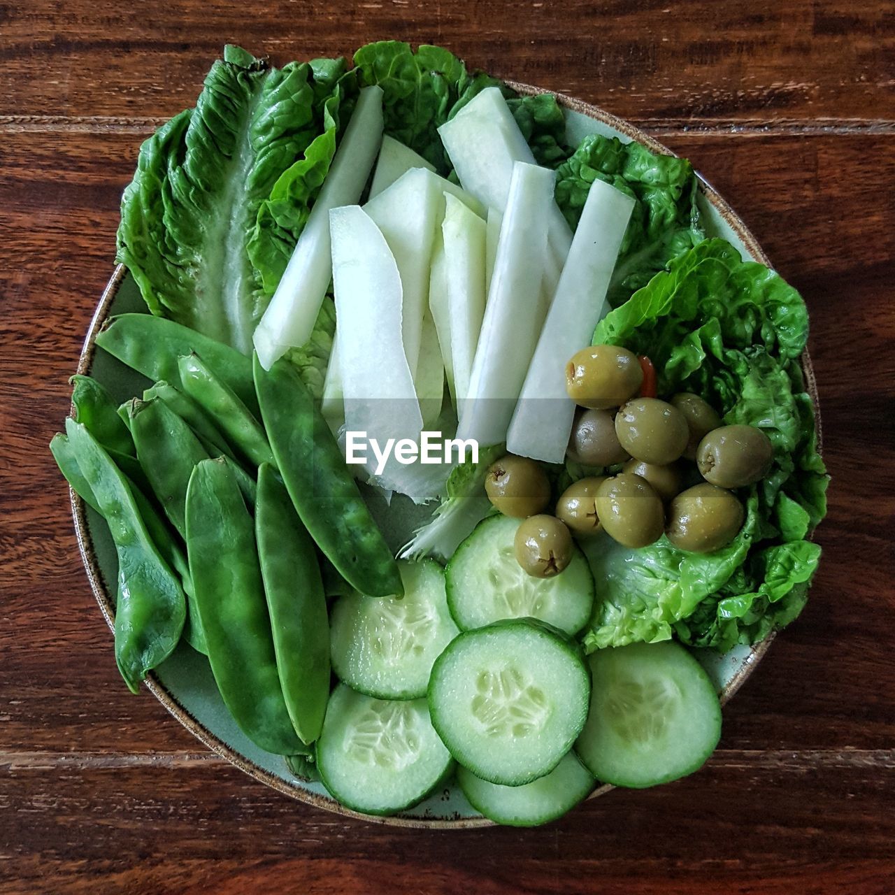 HIGH ANGLE VIEW OF VEGETABLES ON GREEN BACKGROUND