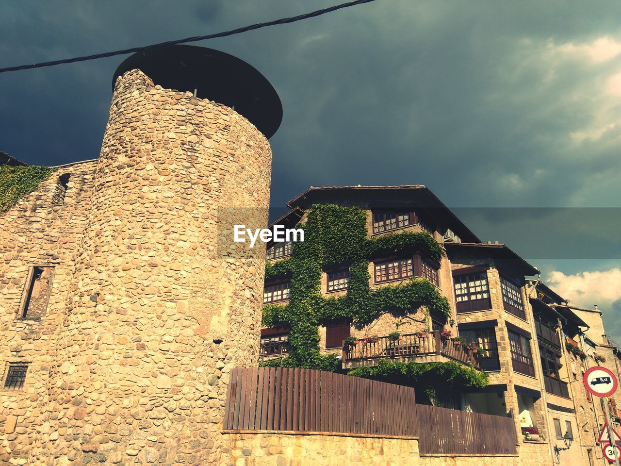 LOW ANGLE VIEW OF BUILDINGS AGAINST SKY